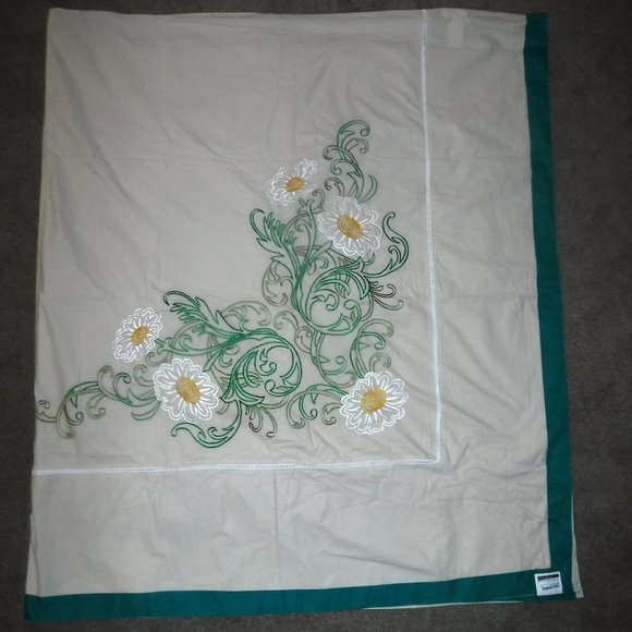 NWT AARONG Bangladesh Daisy Embroidered King Size Bed Coverlet Cover 112" x 96" - Picture 1 of 6